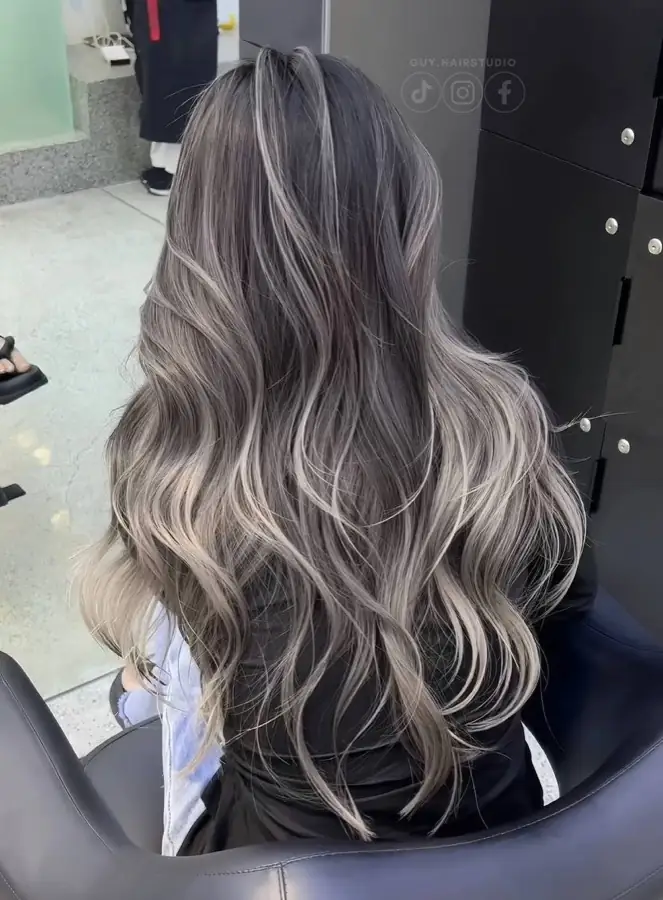 Tác phẩm màu tại Guy Hair Studio