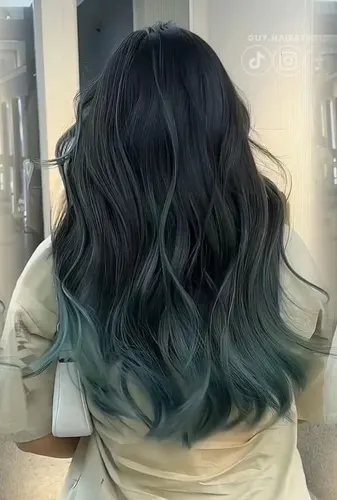 Tác phẩm màu tại Guy Hair Studio