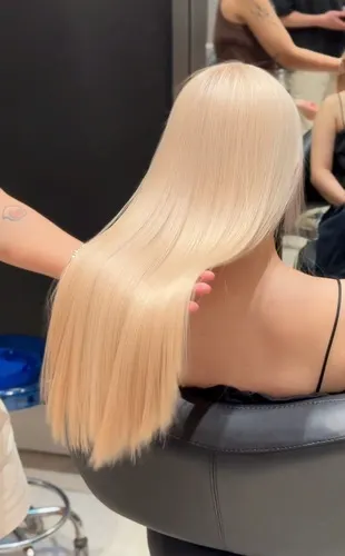 Tác phẩm màu tại Guy Hair Studio