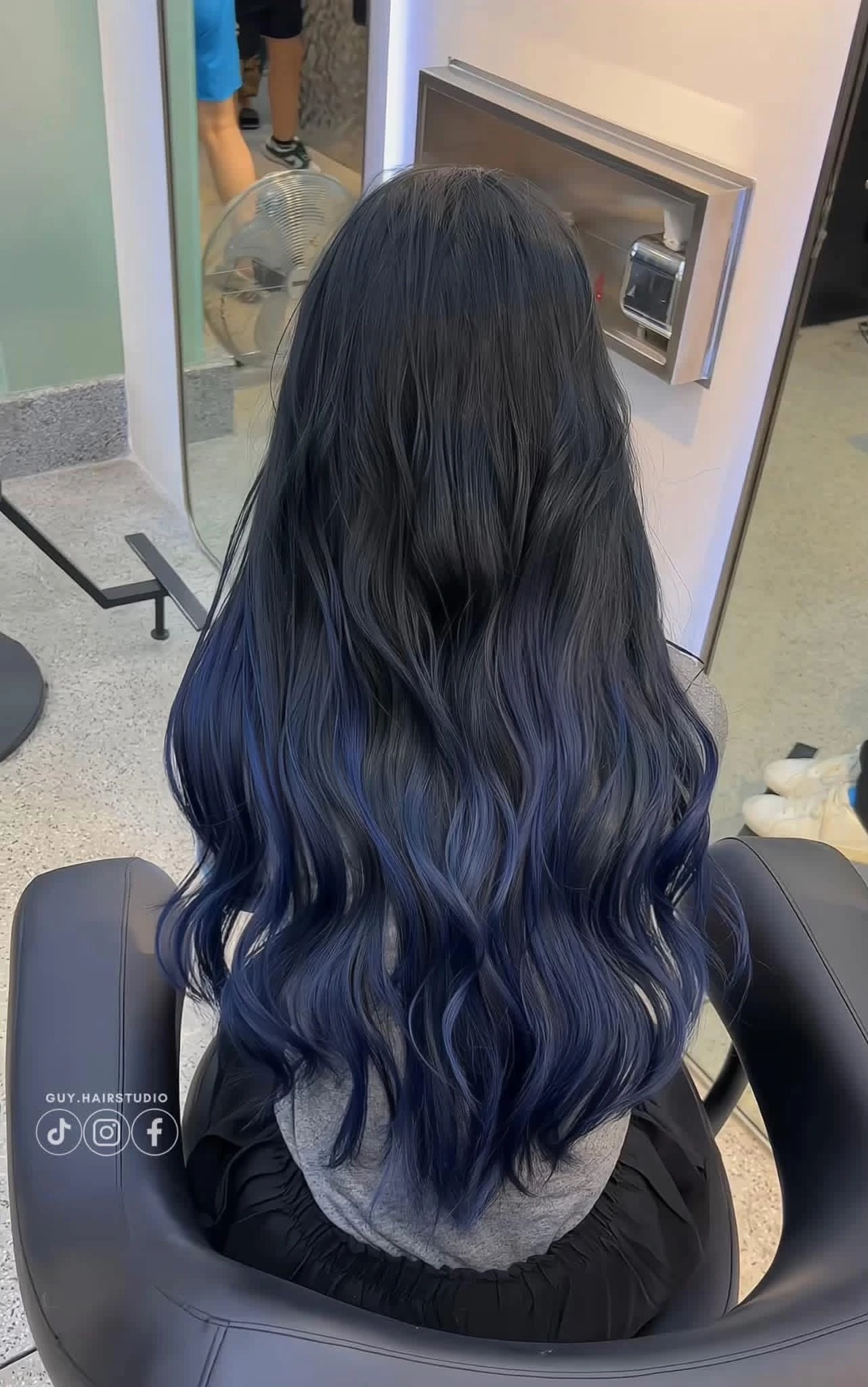 Tác phẩm màu tại Guy Hair Studio